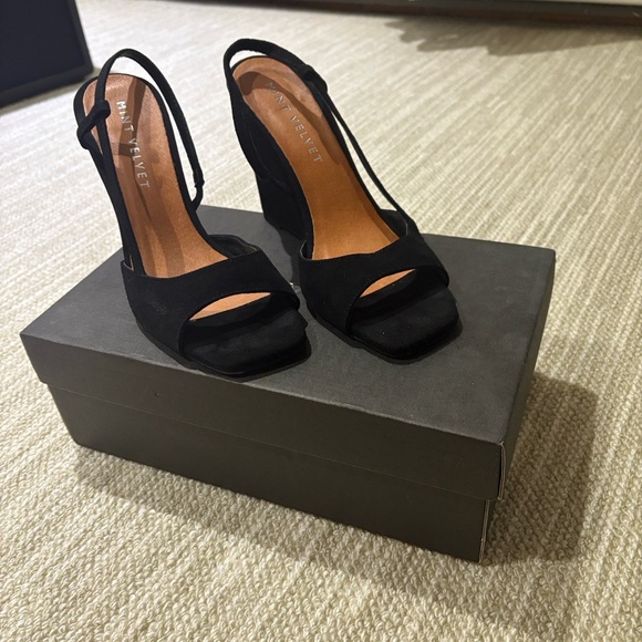 Elegant Black Wedge Sandals - Picture 3 of 3